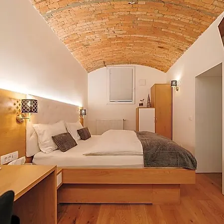 Operna Klet Hotel